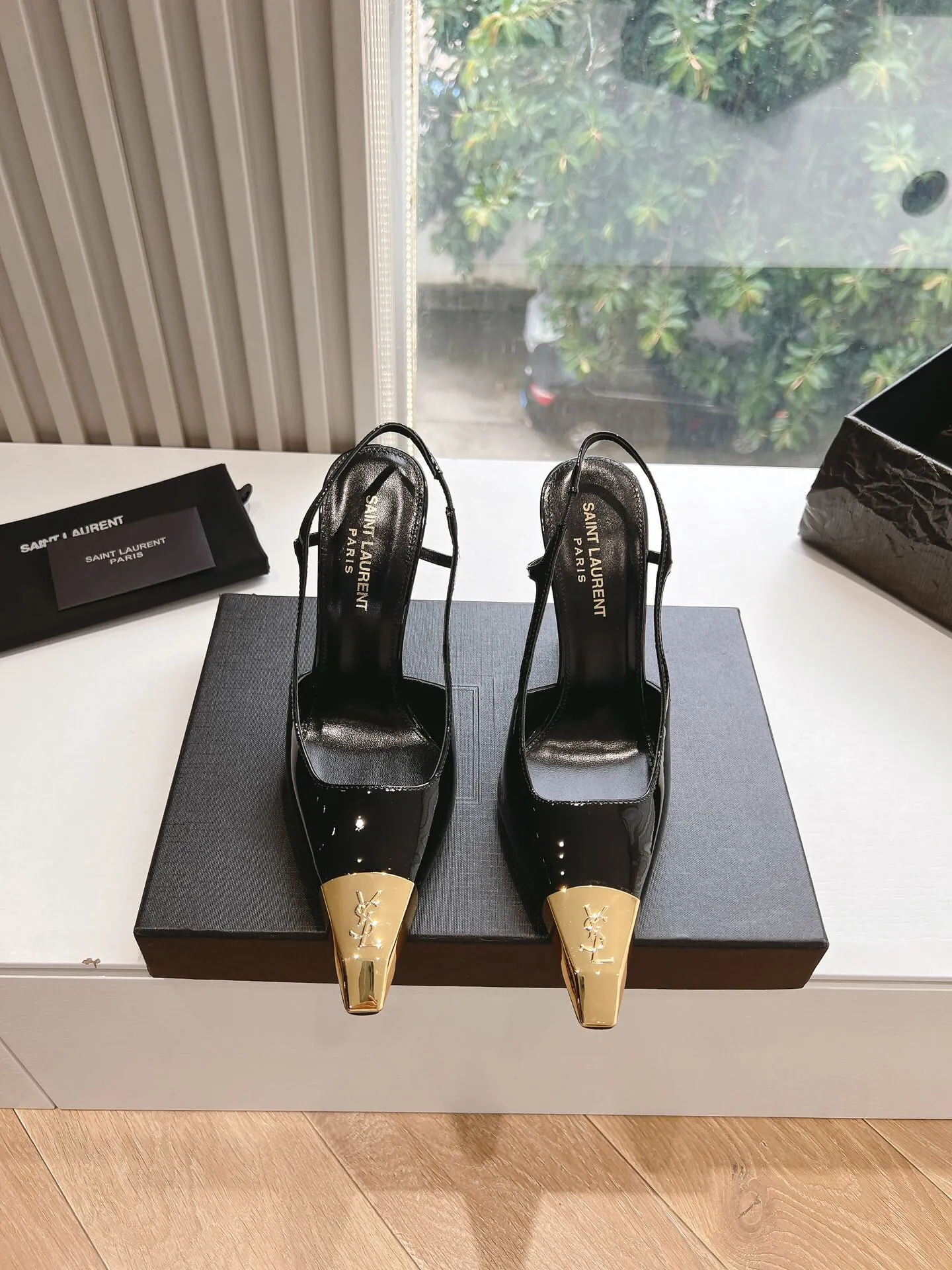 👟👟Ex-factory price 560👟👟 Top quality Saint Laurent/Yves Saint Laurent Lee metal buckle single shoes, YSL sister's beautiful high heels, and the small square toe of the same style as Saint Laurent Rose. High heels are very good at modifying the foot shape, luxury metal chain. In recent years, SLP has become more and more understanding of women in high heels. The embarrassing design impression of waterproof platform models has been eliminated. YSL's beautiful high heels Upper: imported patent leather/cowhide Sole: Genuine leather outsole Heel height approximately: 11cm Size 35-39 (40, 41 customized, non-returnable and non-exchangeable)